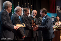 Top researchers, centers honored at  Razi festival