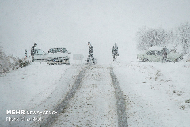عمليات ازالة الثلج عن الطرق في محافظة "آذربيجان الشرقية"