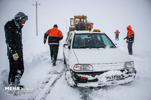 عمليات ازالة الثلج عن الطرق في محافظة "آذربيجان الشرقية"