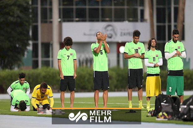 نماز خواندن تیم ملی عراق در زمین فوتبال