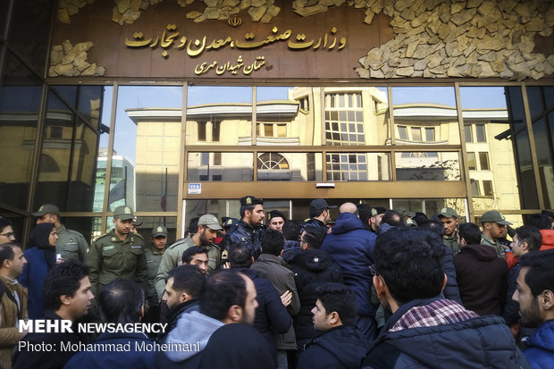 وقفة احتجاجية أمام مقر وزارة الصناعة الايرانية 