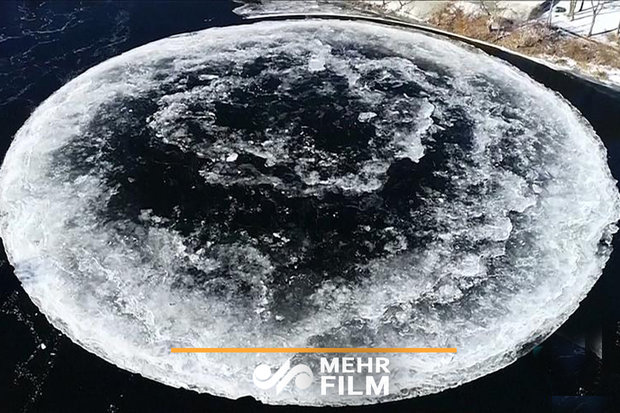 تصاویری جالب از توده یخ شبیه به ماه روی یک دریاچه