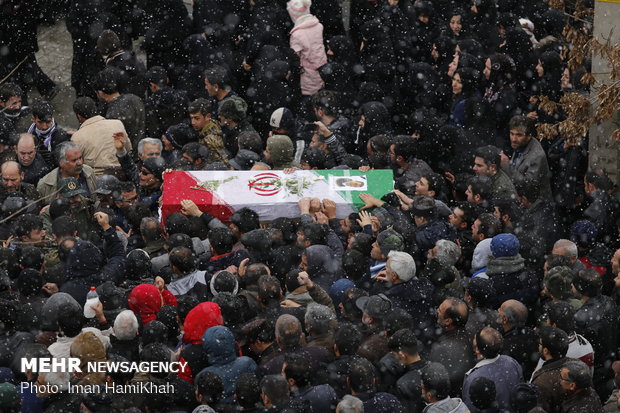 مراسم تشییع پیکر مطهر شهدای حادثه سقوط هواپیمای بوئینگ 707 در همدان - شهیدان مصطفی محمودی و حمید رضا لطفیان