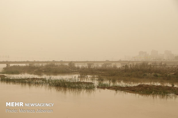 Dust storm envelops Ahvaz 