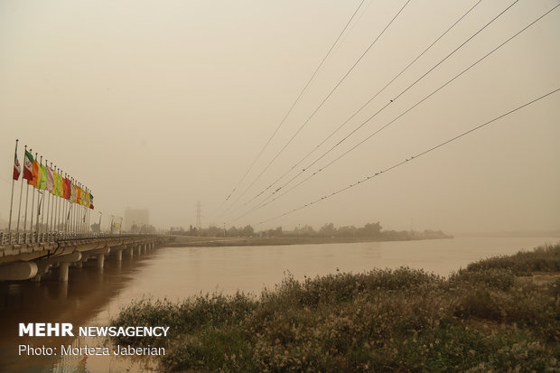 Dust storm envelops Ahvaz 