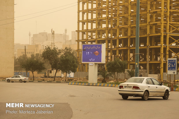 Dust storm envelops Ahvaz 