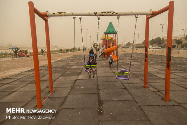 Dust storm envelops Ahvaz 