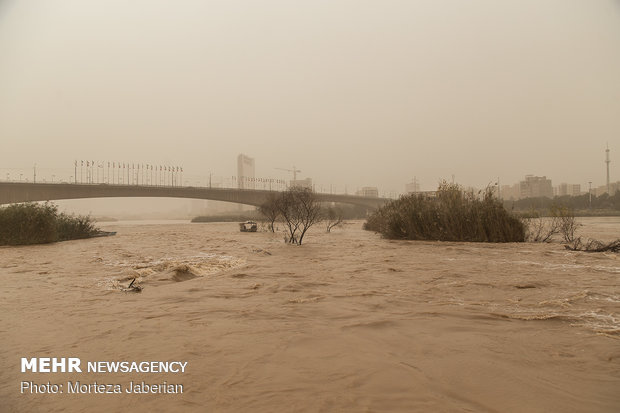 Dust storm envelops Ahvaz 