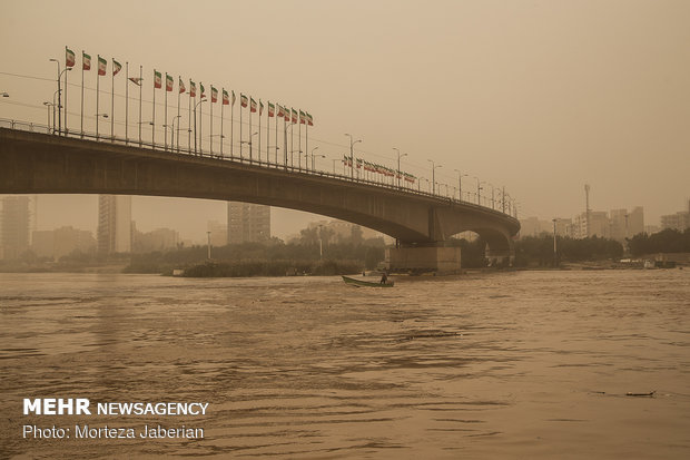 Dust storm envelops Ahvaz 