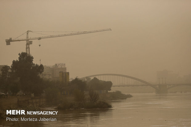 Dust storm envelops Ahvaz 