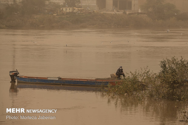 Dust storm envelops Ahvaz 