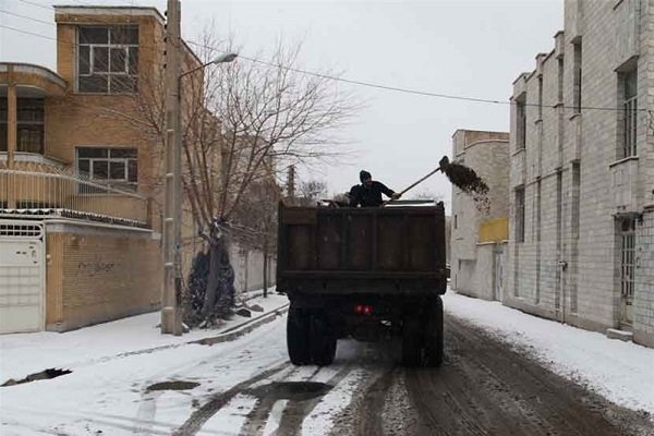 ۵۰ اکیپ شهرداری معابر یزد را نمک‌پاشی و شن ریزی می‌کنند