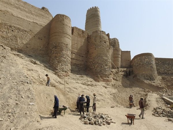 Archaeologists, restorers resume work on Manujan fort