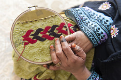 سيدات يخلقن فرصا للعمل عبر الحرف اليدوية التقليدية / صور