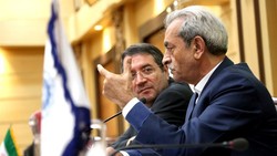 ICCIMA Head Gholam-Hossein Shafeie (R) speaking in an ICCIMA representatives gathering participated by Industry, Mining and Trade Minister Reza Rahmani (L) at the place of ICCIMA on Sunday