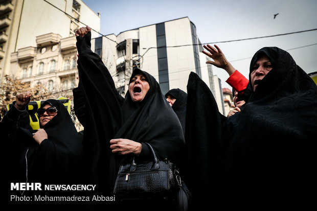 وقفة احتجاجية بطهران تطالب بحرية الصحفية "مرضية هاشمي" 