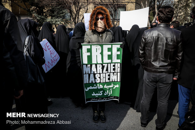 وقفة احتجاجية بطهران تطالب بحرية الصحفية "مرضية هاشمي" 