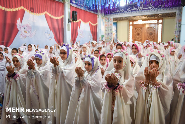 جشن عبادت دانش آموزان دختر در حرم مطهر شاهچراغ(ع)