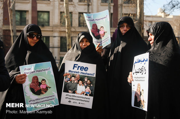 تجمع احتجاجي لدعم الصحفية "مرضية هاشمي
