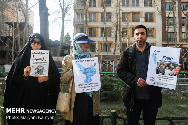 Rally to support detained journalist in front of Tehran UN office 