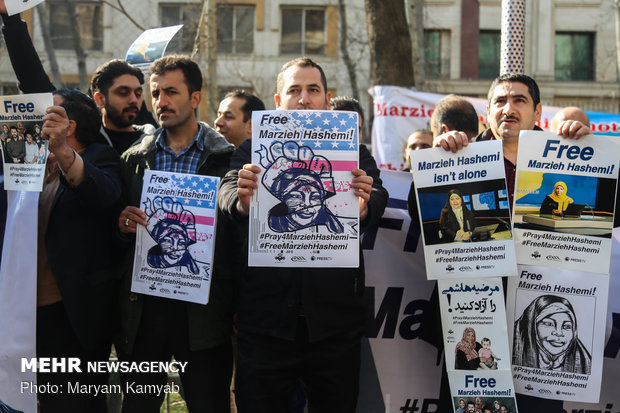 Rally to support detained journalist in front of Tehran UN office 