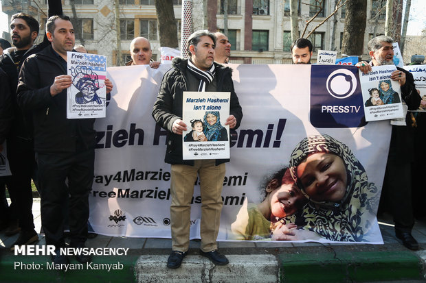 تجمع احتجاجي لدعم الصحفية "مرضية هاشمي