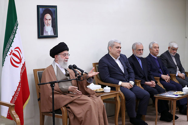قائد الثورة الإسلامية: يجب ألا تتوقف سرعة الحركة العلمية للبلاد
