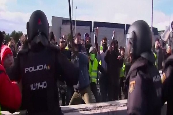 جلیقه‌زردهای اسپانیا تظاهرات کردند/ پلیس با معترضان درگیر شد