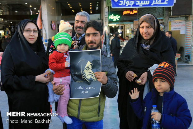 پخش شیرینی به مناسبت آزادی مرضیه هاشمی در قم‎