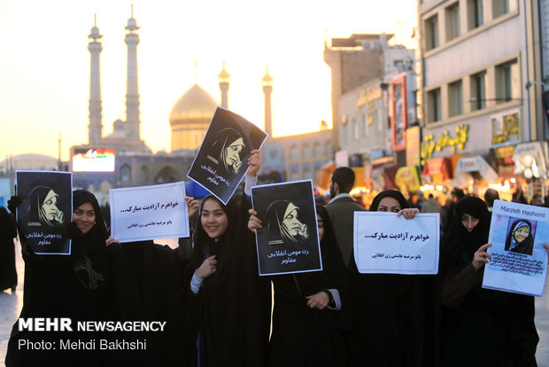 پخش شیرینی به مناسبت آزادی مرضیه هاشمی در قم‎