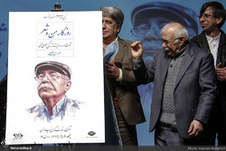 Songwriter Mohammad-Ali Bahmani (2nd R) unveils a poster for lyricist Ahmad Amir-Khalili book’s “Me and Poetry Age” at Tehran’s Niavaran Cultural Center on January 25, 2019. (Honaronline/Hassan Motahh