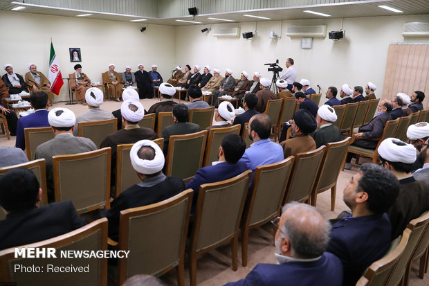 Leader receives officials of Islamic Propagation Center of Qom Seminary