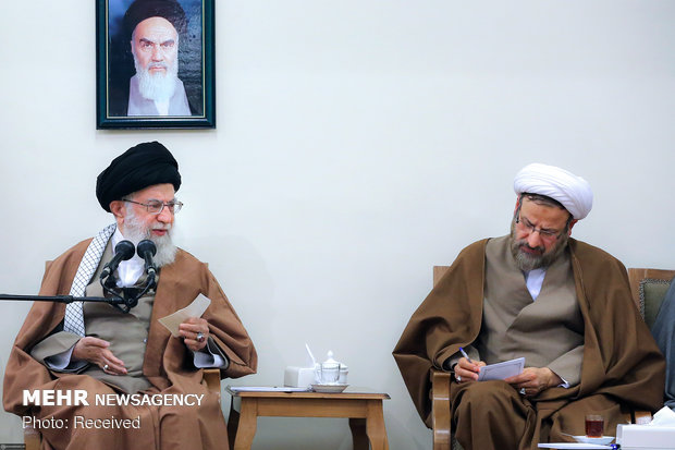 Leader receives officials of Islamic Propagation Center of Qom Seminary