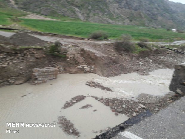 طغیان رودخانه فصلی «چول هول» / راه ۱۳ روستای «معمولان» قطع شد