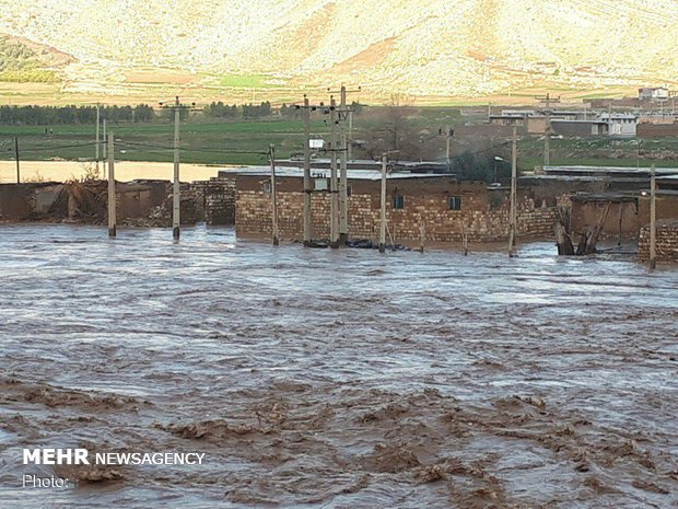 جان باختن سرنشین پراید در سیلاب /امدادرسانی به ۲۲۰۰ نفر