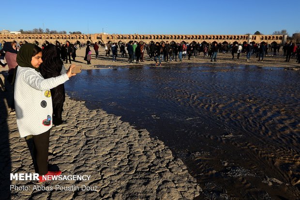 Water flows into dried-up Zayanderud
