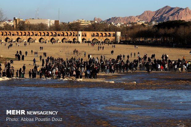 Water flows into dried-up Zayanderud
