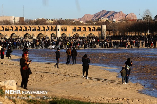 Water flows into dried-up Zayanderud
