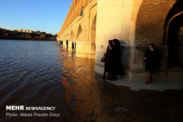 Water flows into dried-up Zayanderud
