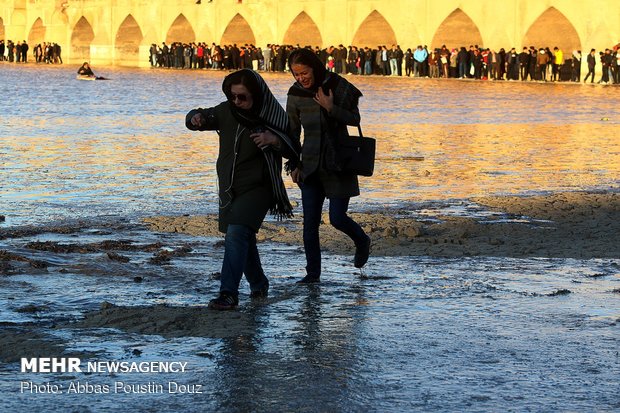 Water flows into dried-up Zayanderud
