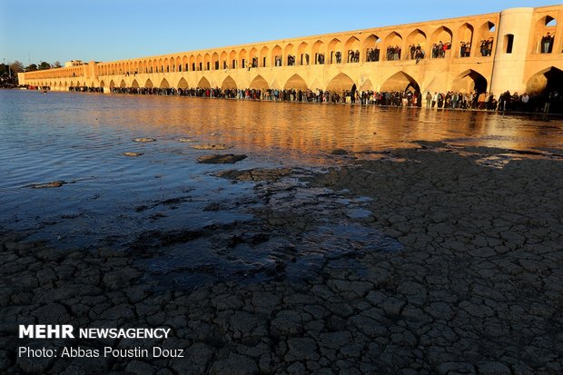 Water flows into dried-up Zayanderud
