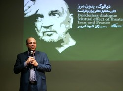 Theater Forum director Shahram Gilabadi speaks during a session held at the center in Tehran on January 29, 2019 to discuss the theatrical interactions between Iran and France. (ILNA/Mehdi Nasiri) 