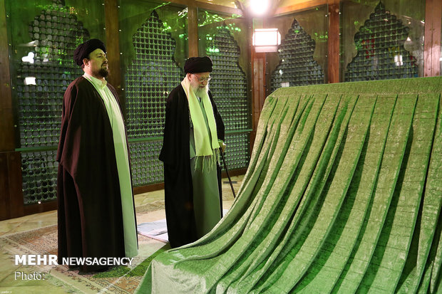 حضوررهبر انقلاب اسلامی در مرقد امام خمینی(ره) وگلزار شهدا