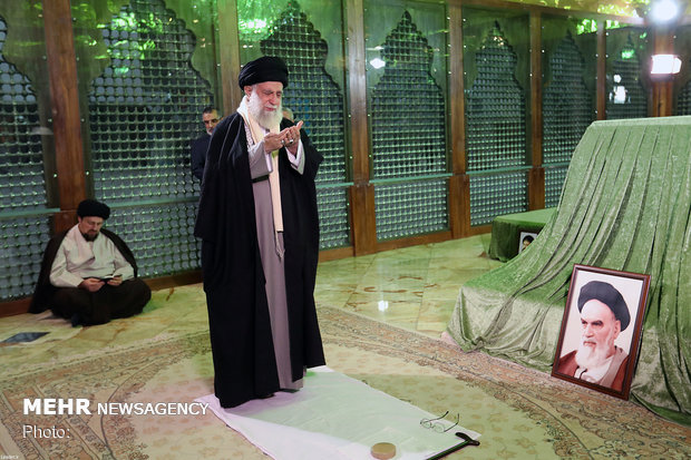 قائد الثورة الاسلامية يزور مرقد الإمام الخميني (ره) وشهداء الثورة الإسلامية