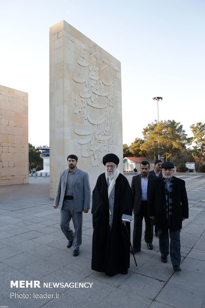 زيارة قائد الثورة لمضجع الامام الخميني (ره) ومقبرة شهداء الثورة الاسلامية