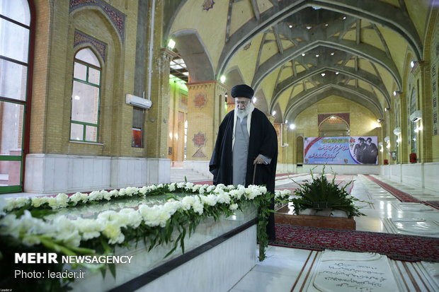 حضور رهبر انقلاب اسلامی در مرقد امام خمینی(ره) وگلزار شهدا