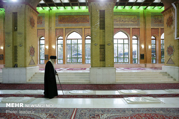 حزيارة قائد الثورة لمضجع الامام الخميني (ره) ومقبرة شهداء الثورة الاسلامية
