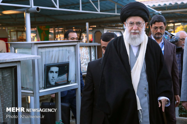 حضور رهبر انقلاب اسلامی در مرقد امام خمینی(ره) وگلزار شهدا
