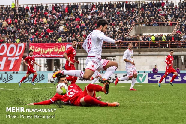 دیدار تیم های سپیدرود رشت با پرسپولیس تهران