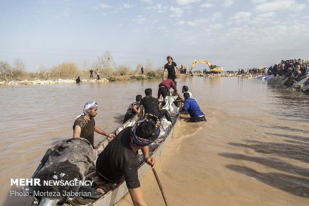صوبہ خوزستان کے شہر رفیع کو سیلاب کے پانی سے بچانے کی کوششیں جاری